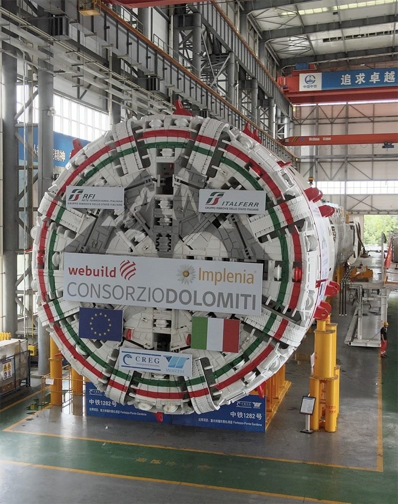 圖為中鐵裝備集團(tuán)盾構(gòu)總裝車間。人民網(wǎng)記者 唐宋攝