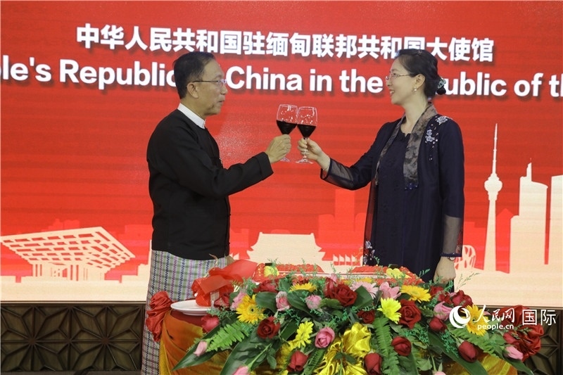 圖為曹靜臨時(shí)代辦與溫欣副總理祝酒。人民網(wǎng)記者 謝佳君攝