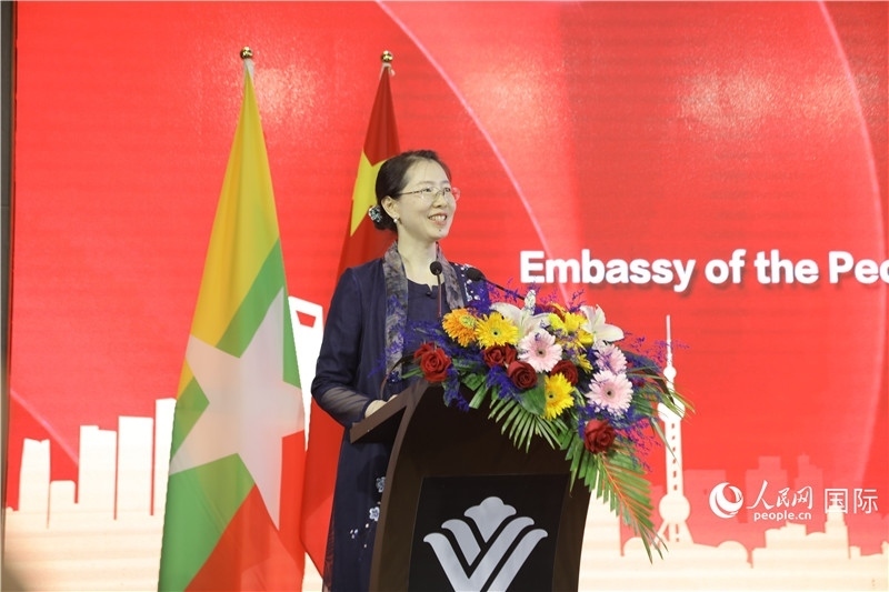 圖為使館臨時(shí)代辦曹靜致辭。人民網(wǎng)記者 謝佳君攝