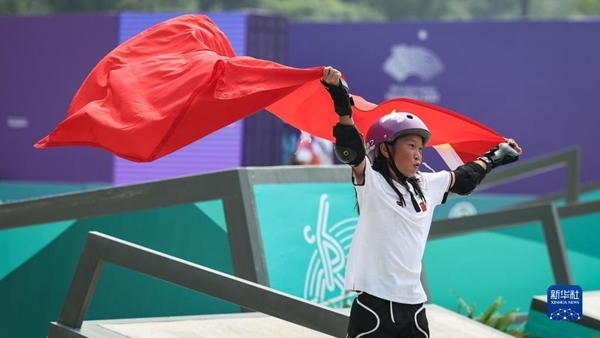 9月27日，崔宸曦在賽后慶祝奪冠。當日，在錢塘輪滑中心舉行的杭州亞運會女子街式?jīng)Q賽中，中國選手崔宸曦以242.62分的成績奪得冠軍，曾文蕙獲得亞軍，日本選手伊藤美優(yōu)獲得季軍。新華社記者 潘昱龍攝