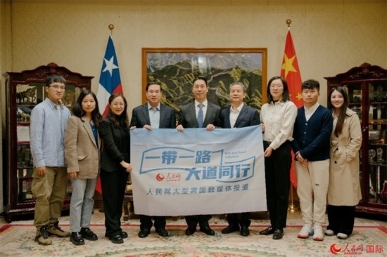 牛清報大使（中）與人民網(wǎng)、人民日報社記者合影。 人民網(wǎng)記者 張若涵攝