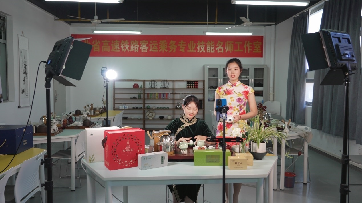 學生們正在直播。受訪單位供圖