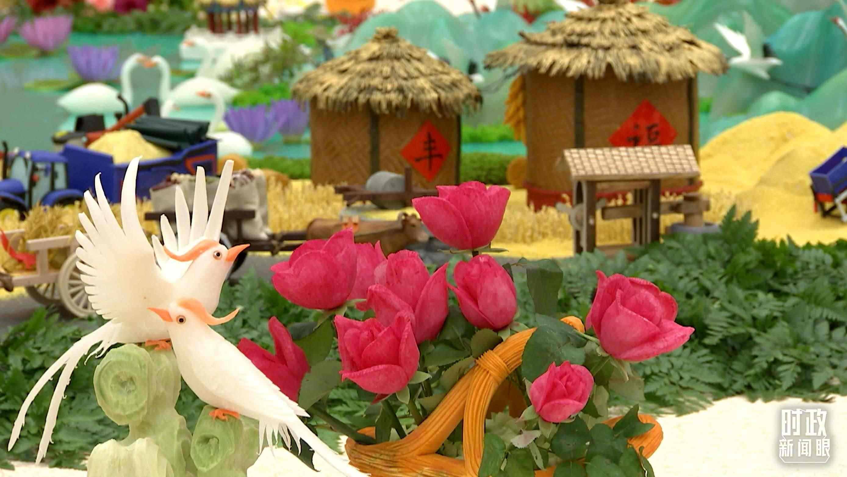 △宴會廳內(nèi)，節(jié)日氛圍濃郁。