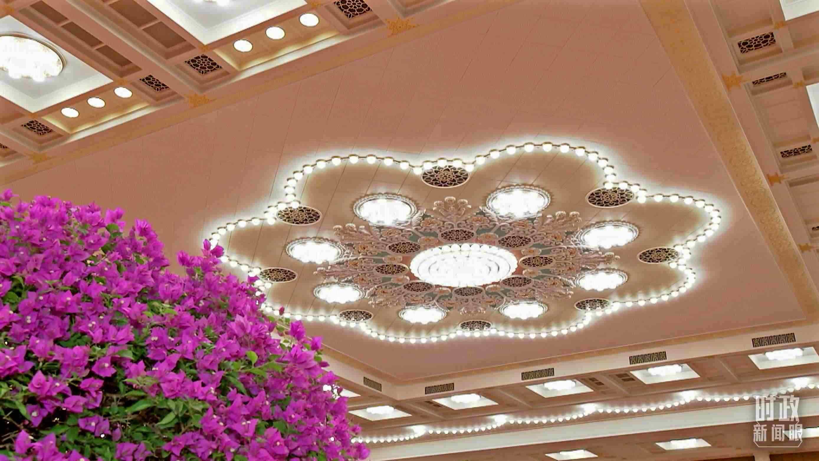 △人民大會堂宴會廳，華燈璀璨、鮮花綻放。