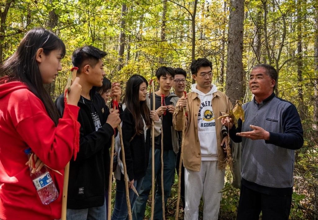 魏本勝為清華大學同學介紹長白山人參文化。嚴磊攝