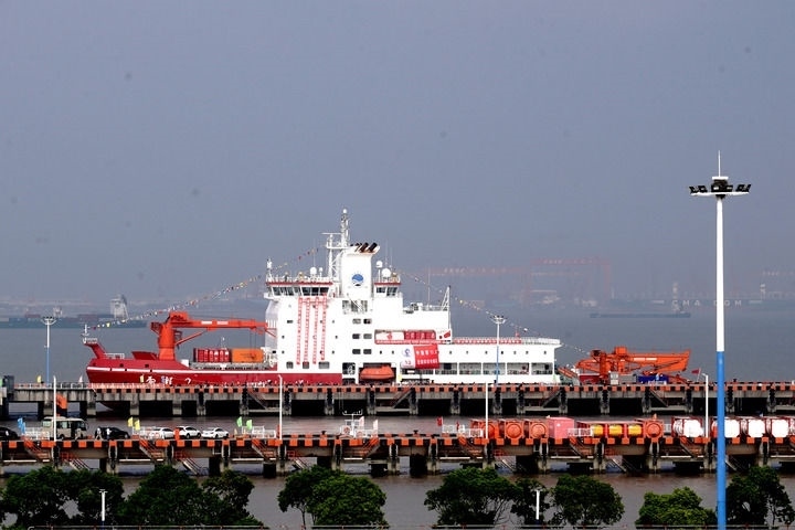 9月27日，“雪龍2”號極地科考破冰船停泊在中國極地考察國內基地碼頭。當日，由自然資源部組織的中國第13次北冰洋科學考察隊乘“雪龍2”號極地科考破冰船返回上海，標志著中國第13次北冰洋科學考察任務圓滿完成。新華社記者 張建松 攝