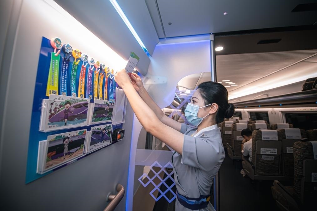 2023年9月16日，復(fù)興號亞運智能動車組列車正式載客運營。新華社記者 江漢 攝