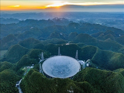 “中國(guó)天眼”全景（維護(hù)保養(yǎng)期間拍攝）。新華社記者 歐東衢 攝