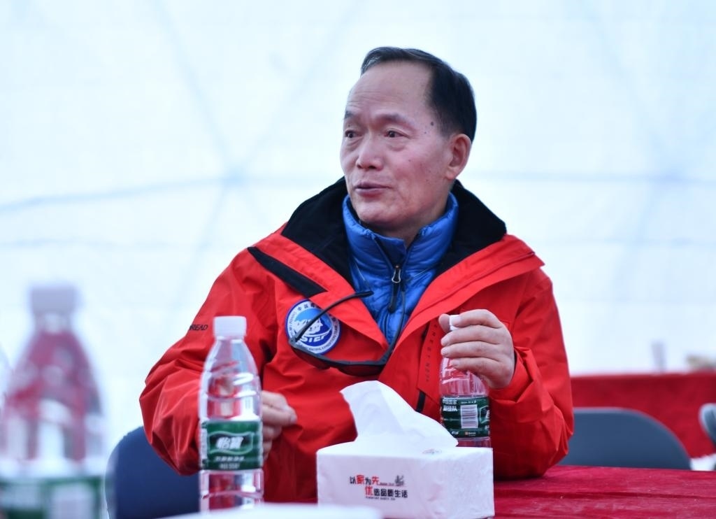 中國(guó)科學(xué)院院士、第二次青藏科考隊(duì)隊(duì)長(zhǎng)姚檀棟在卓奧友峰登山大本營(yíng)（9月29日攝）。新華社記者晉美多吉 攝