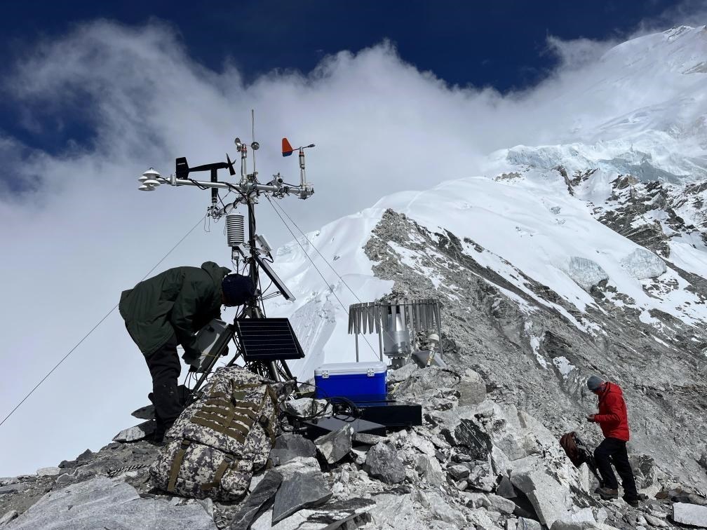 科考隊(duì)員在海拔6450米架設(shè)自動(dòng)氣象站（9月25日攝）。（圖片由第二次青藏科考隊(duì)科考隊(duì)員提供）