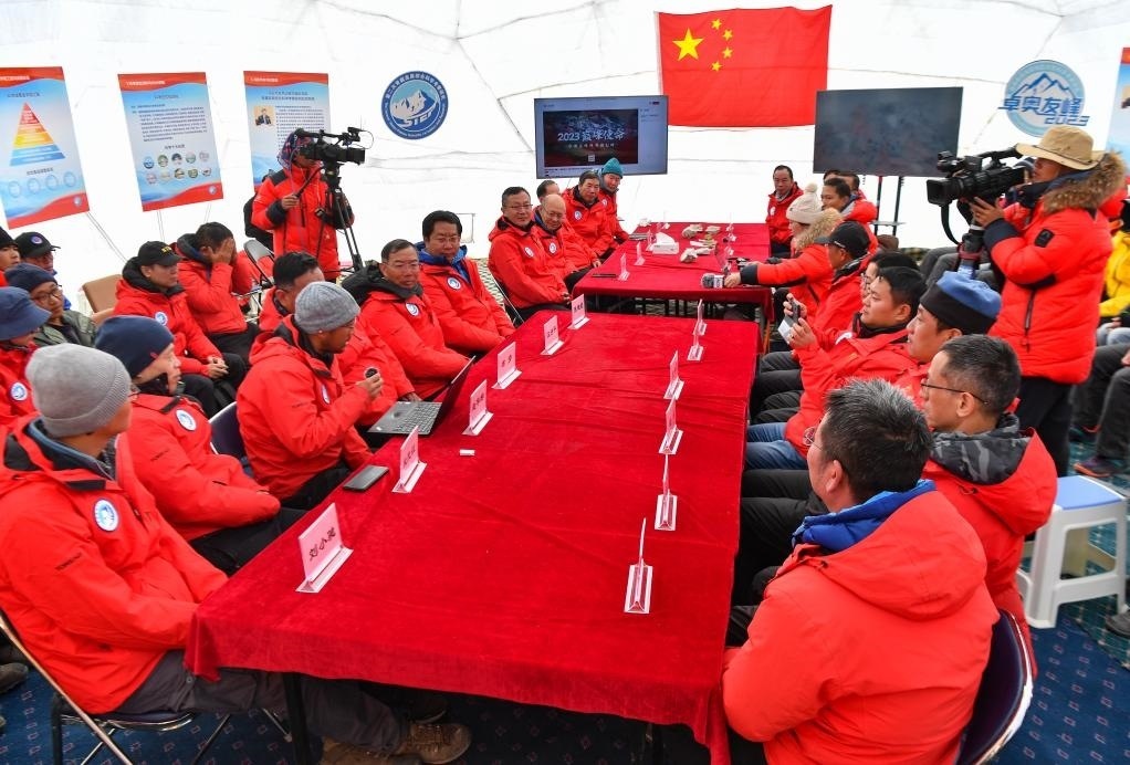 海拔4950米的卓奧友峰科考大本營(yíng)，科考隊(duì)員趙華標(biāo)（手拿麥克風(fēng)看電腦者）在宣讀剛剛接收到的頂峰氣象觀測(cè)數(shù)據(jù)，這標(biāo)志著峰頂自動(dòng)氣象站架設(shè)成功，成功傳回觀測(cè)數(shù)據(jù)（10月1日攝）。新華社記者晉美多吉 攝
