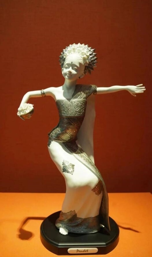 2013年10月，時任印度尼西亞總統(tǒng)蘇西洛贈送習(xí)近平主席的鑲錫瓷塑舞者。