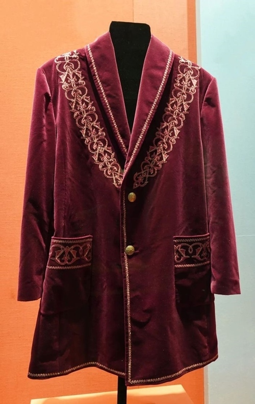 2013年9月，時任哈薩克斯坦總統(tǒng)納扎爾巴耶夫贈送習(xí)近平主席的哈薩克斯坦民族服裝。