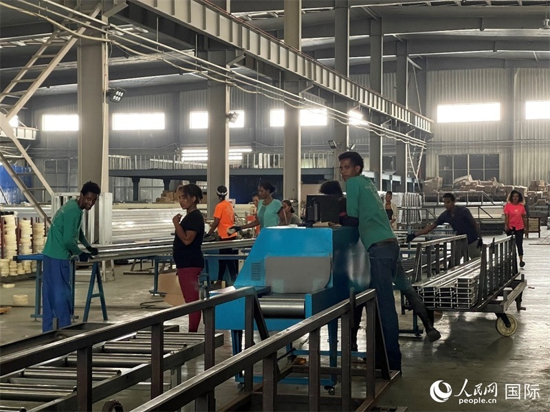 東方工業(yè)園華嘉鋁業(yè)生產(chǎn)車間。人民網(wǎng)記者 趙艷紅攝