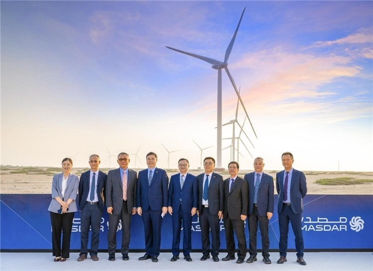 中方建設(shè)者在風(fēng)電場(chǎng)合影。中國(guó)電建供圖