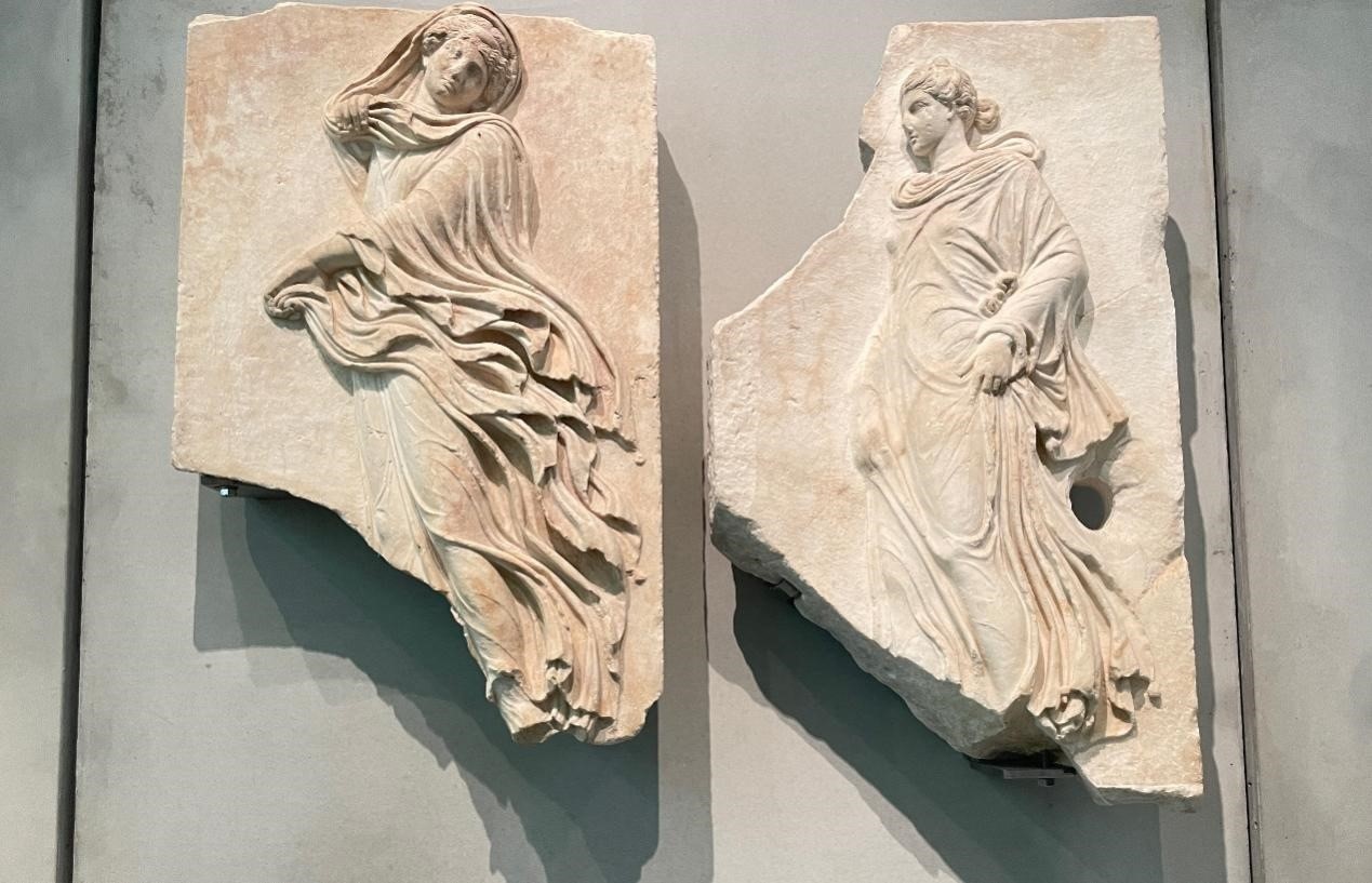 出自酒神劇場的浮雕，刻畫了舞者的形象。人民網(wǎng)記者 郭冠華攝