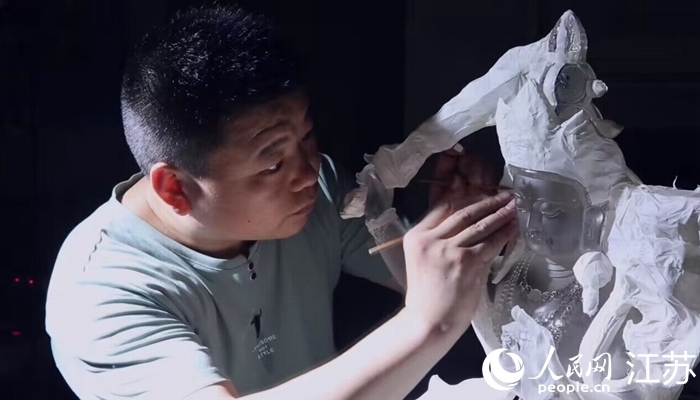 正在精雕細琢的東海水晶。 人民網(wǎng) 范堯攝