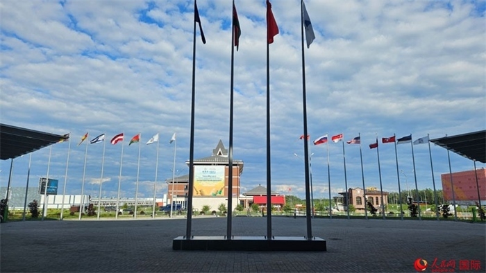 中白工業(yè)園內(nèi)，多國國旗飄揚。園區(qū)已有來自16個國家和地區(qū)的企業(yè)入駐。人民網(wǎng)記者 朱虹攝