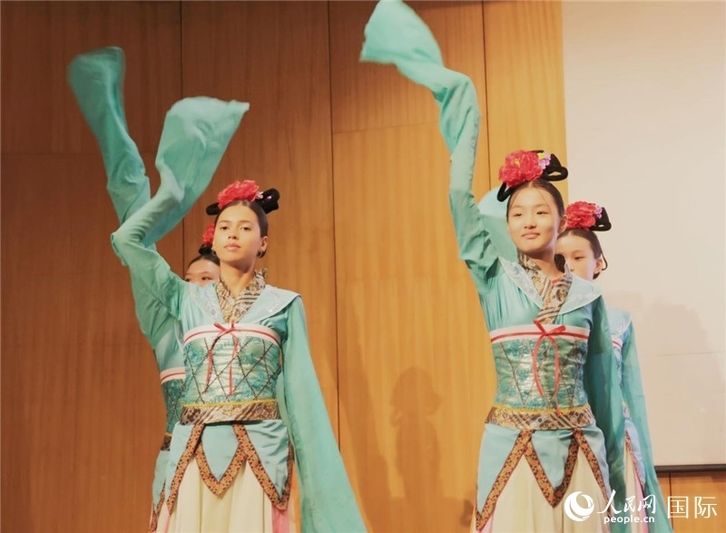 兩國(guó)文化志愿者共同表演中國(guó)傳統(tǒng)舞蹈。人民網(wǎng)記者 陳海琪攝