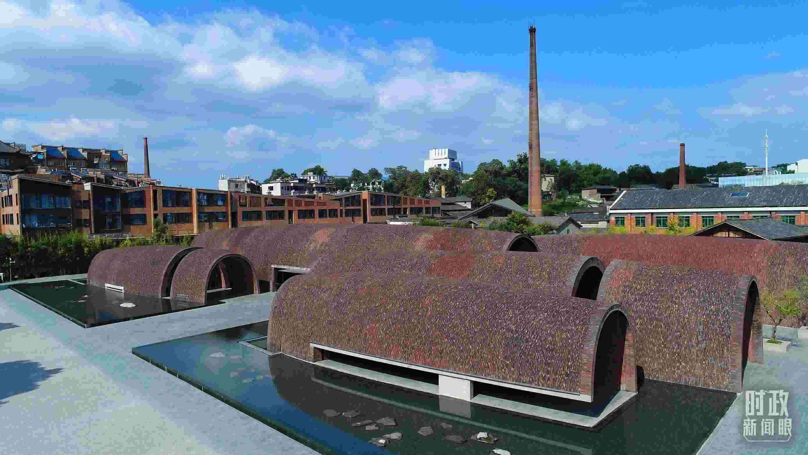 △街區(qū)內(nèi)的博物館，借鑒了景德鎮(zhèn)清代獨(dú)創(chuàng)的蛋形柴窯構(gòu)造特點(diǎn)。（總臺(tái)央視記者范凱拍攝）