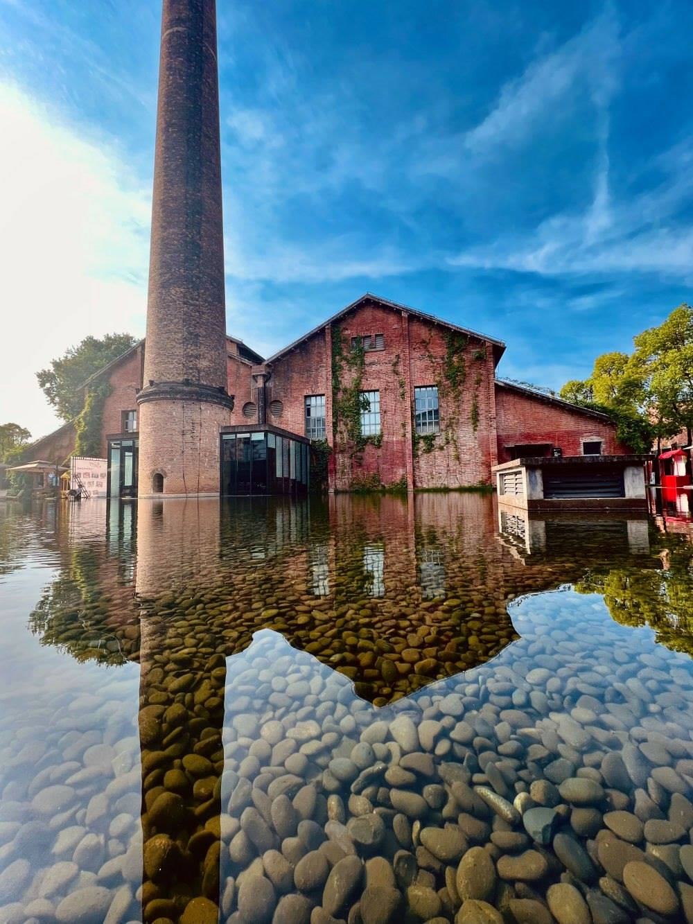 ↑景德鎮(zhèn)陶溪川文創(chuàng)街區(qū)一景（2023年5月15日攝）。