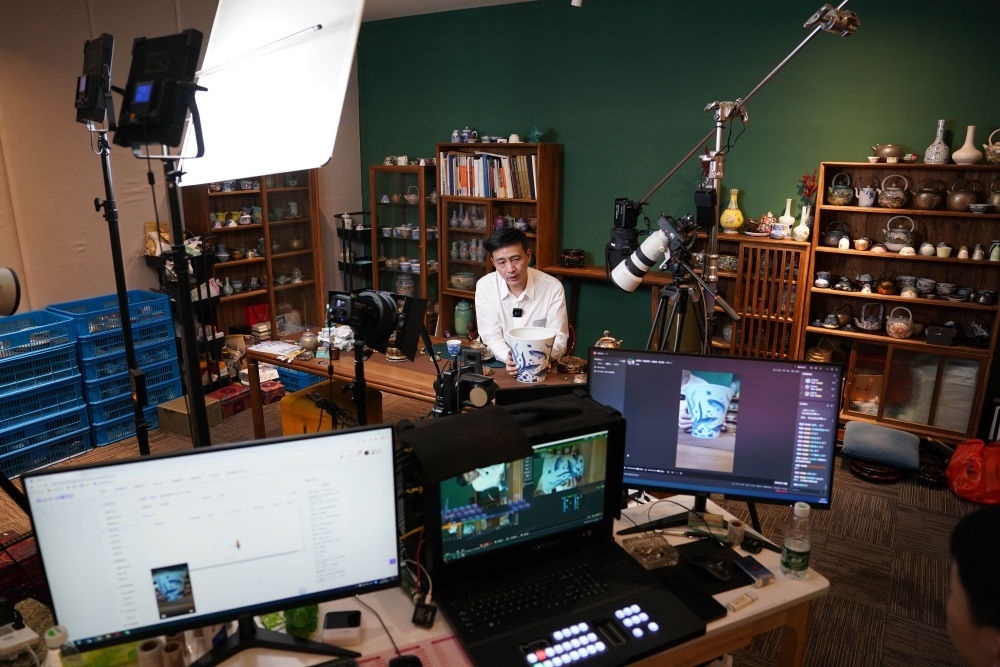 ↑在景德鎮(zhèn)，工作人員通過網(wǎng)絡(luò)直播推介陶瓷產(chǎn)品（2023年2月22日攝）。