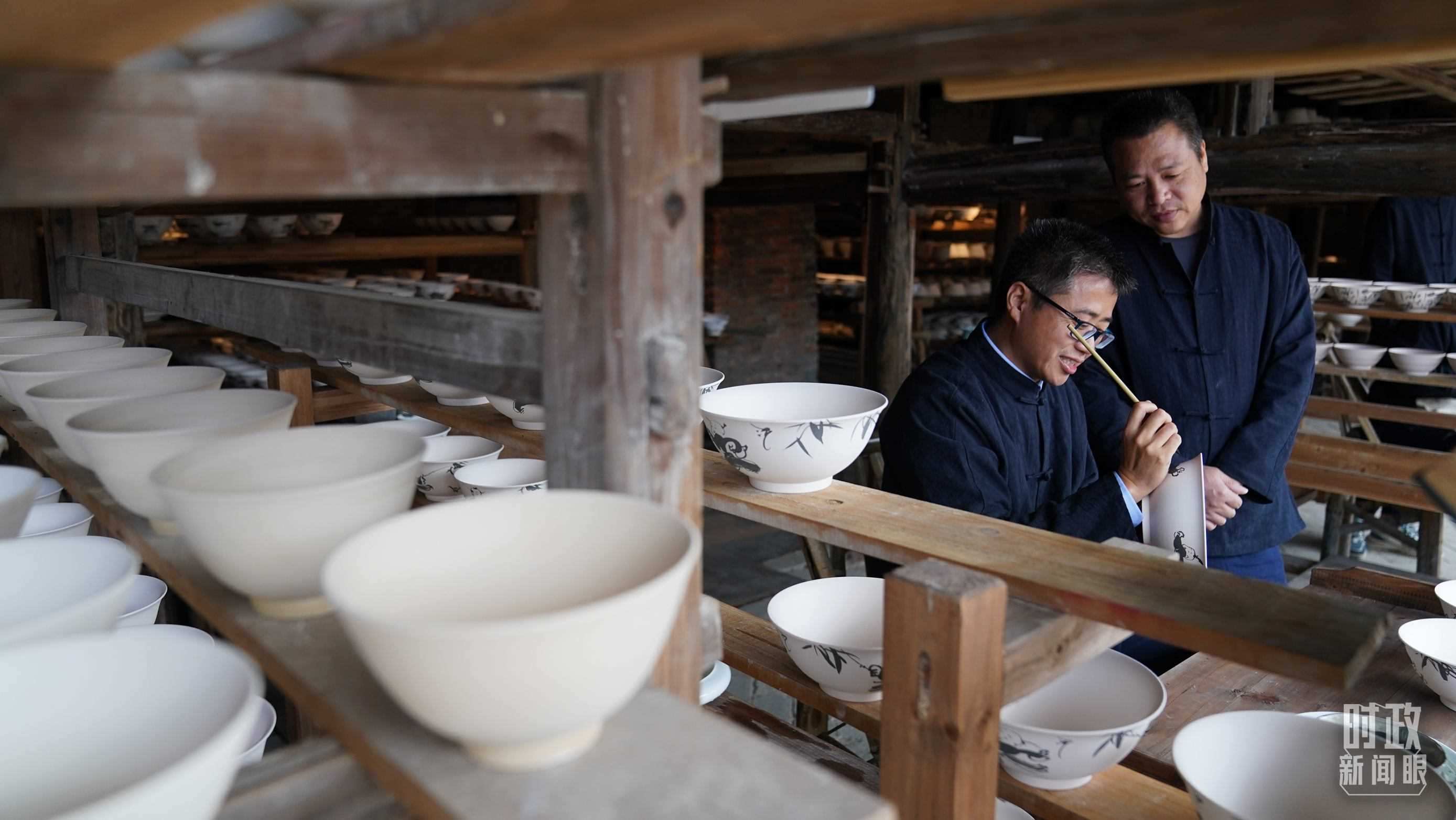 △非遺傳承人正在繪制瓷器。（總臺(tái)國(guó)廣記者李晉拍攝）