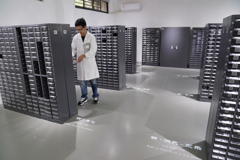 ↑工作人員在古陶瓷基因庫里工作（2023年5月16日攝）。