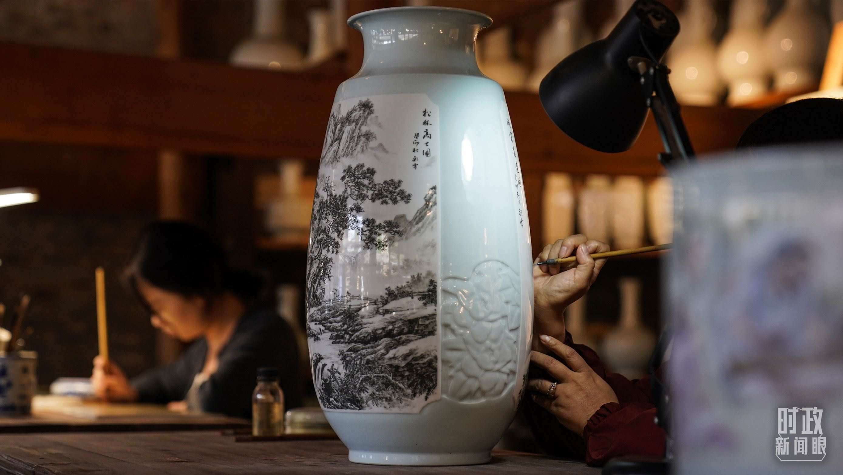 △陶瓷畫師正在繪制瓷器。（總臺(tái)國(guó)廣記者李晉拍攝）