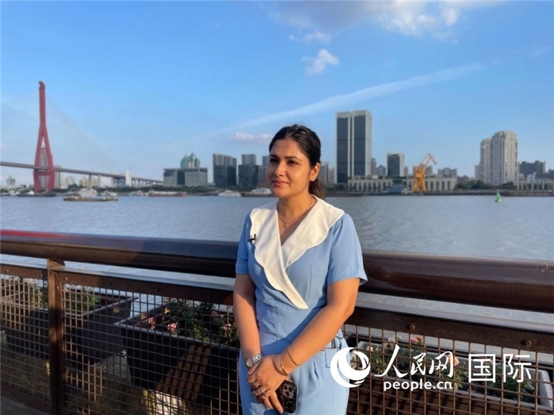 孟加拉國Channel24電視頻道主持人伊斯拉特·阿敏在上海市楊浦濱江接受采訪。 人民網(wǎng)記者 張榮攝
