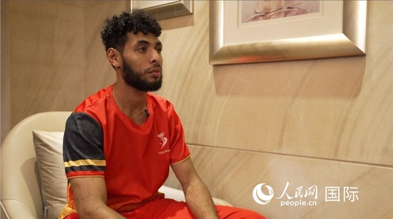 巴布亞新幾內(nèi)亞乒乓球國家隊(duì)隊(duì)員杰弗瑞·羅伊接受采訪。 人民網(wǎng) 彭昱凱攝