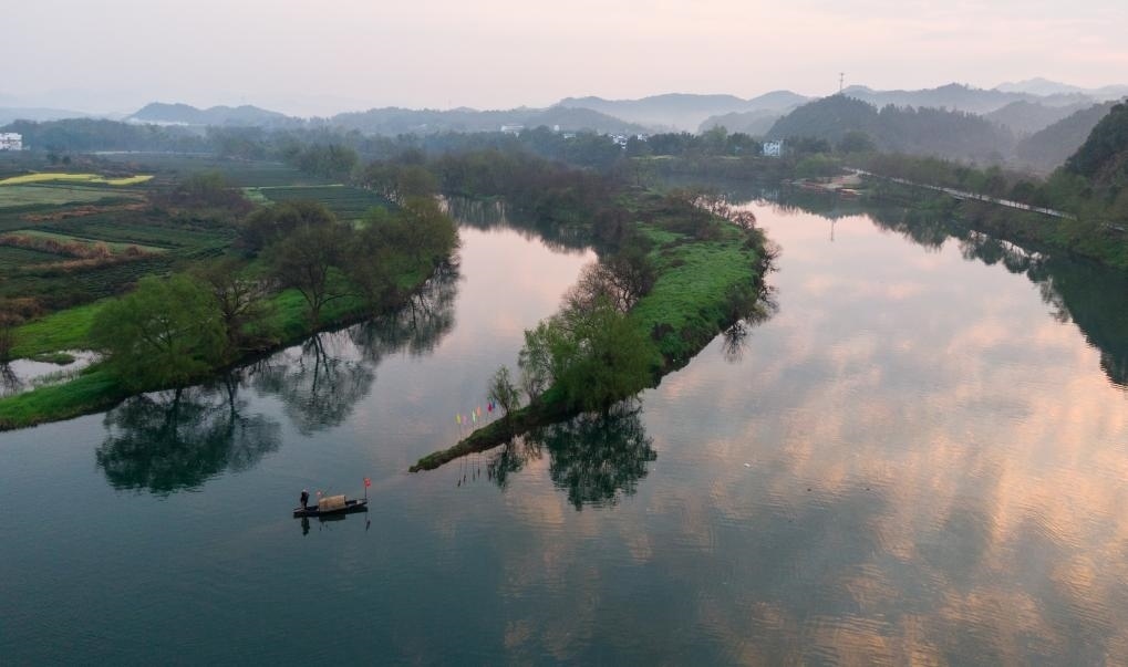 2021年3月15日拍攝的婺源月亮灣旅游公園，石門自然村坐落于此。新華社記者 胡晨歡 攝