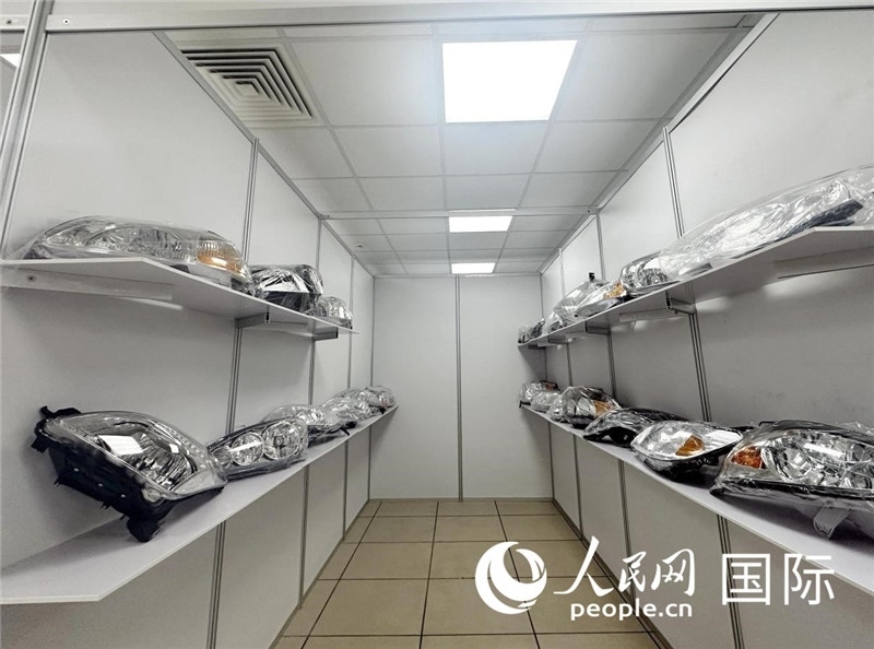 在位于莫斯科格林伍德國(guó)際貿(mào)易中心的浙江寧波優(yōu)質(zhì)商品展銷中心內(nèi)，展示著來自浙江寧波慈溪市的汽車配件樣品。人民網(wǎng)記者 申佳平攝