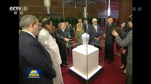 2019年5月15日，中外領(lǐng)導(dǎo)人共同參觀“大美亞細(xì)亞——亞洲文明展”。（視頻截圖）