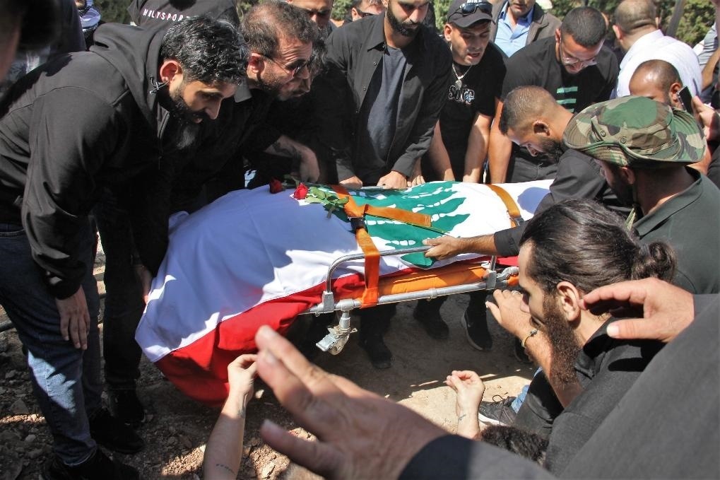 10月14日，黎巴嫩南部希亞姆鎮(zhèn)，黎巴嫩記者和民眾為在以色列轟炸中死亡的攝影記者伊薩姆·阿卜杜拉送葬。新華社發(fā)（塔希爾·阿布·哈姆丹攝）