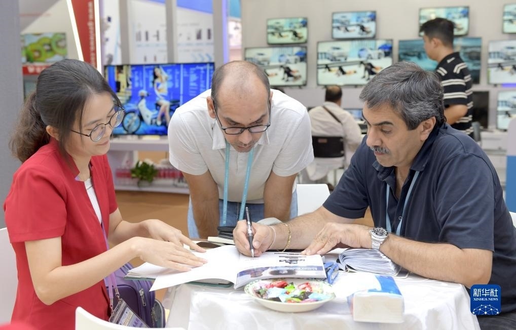 10月15日，客商在廣交會(huì)上洽談業(yè)務(wù)。新華社記者 盧漢欣 攝