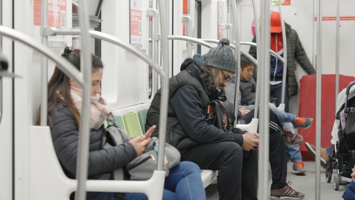 阿根廷布宜諾斯艾利斯市，乘客們乘坐A線地鐵從郊區(qū)前往市內(nèi)。人民網(wǎng)記者 張若涵攝