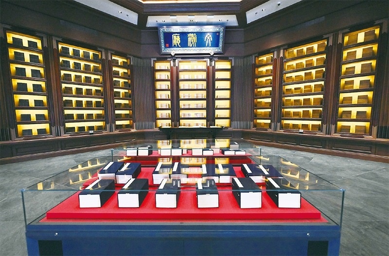 建設中國國家版本館，是以習近平同志為核心的黨中央作出的重大決策，是文明大國建設的基礎工程，是功在當代、利在千秋的標志性文化工程，充分體現了我們黨傳承發(fā)展中華文化的高度自覺、汲取歷史智慧更好走向未來的歷史主動。圖為2023年5月拍攝的中國國家版本館中央總館文瀚廳。 新華社發(fā)