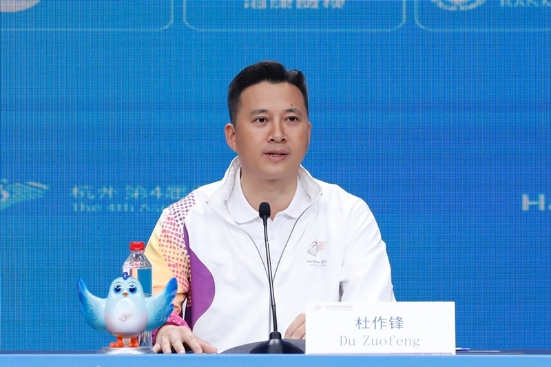 杭州亞殘運會火炬?zhèn)鬟f指揮中心副指揮長杜作鋒介紹火炬?zhèn)鬟f工作安排。杭州亞殘組委供圖