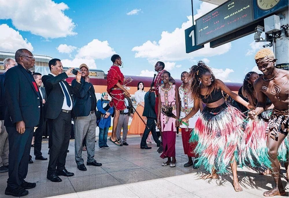 △2023年10月6日，多國駐肯使節(jié)在肯尼亞內(nèi)羅畢的蒙內(nèi)鐵路內(nèi)羅畢站觀看文藝演出。