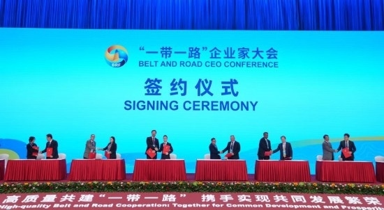 這是10月17日拍攝的簽約儀式現(xiàn)場。當(dāng)日，“一帶一路”企業(yè)家大會在北京召開。（新華社記者王毓國攝）