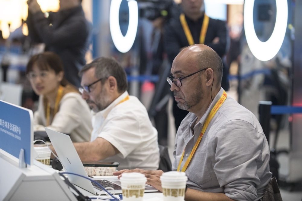 記者在“一帶一路”國(guó)際合作高峰論壇新聞中心工作（2023年10月17日攝）。