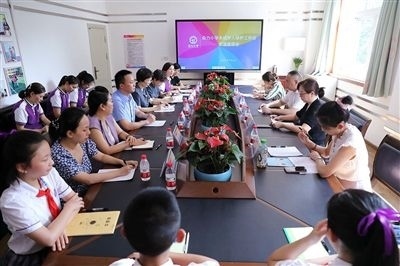 圖⑤：法治宣講結(jié)束后，重慶五中院組織召開座談會(huì)，聽取人大代表和朵力小學(xué)教師、家長代表對法院未成年人保護(hù)工作的意見建議。