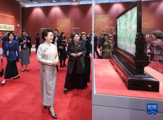  10月18日上午，國(guó)家主席習(xí)近平夫人彭麗媛邀請(qǐng)出席第三屆“一帶一路”國(guó)際合作高峰論壇的外方領(lǐng)導(dǎo)人夫人參觀中國(guó)工藝美術(shù)館（中國(guó)非物質(zhì)文化遺產(chǎn)館）。這是彭麗媛同外方領(lǐng)導(dǎo)人夫人參觀展品。新華社記者 丁林 攝