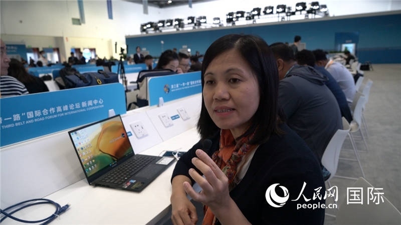 越南之聲廣播電臺(tái)記者胡鴻行（音譯，H? H?ng H?nh）與記者交談。人民網(wǎng) 楊春燕攝