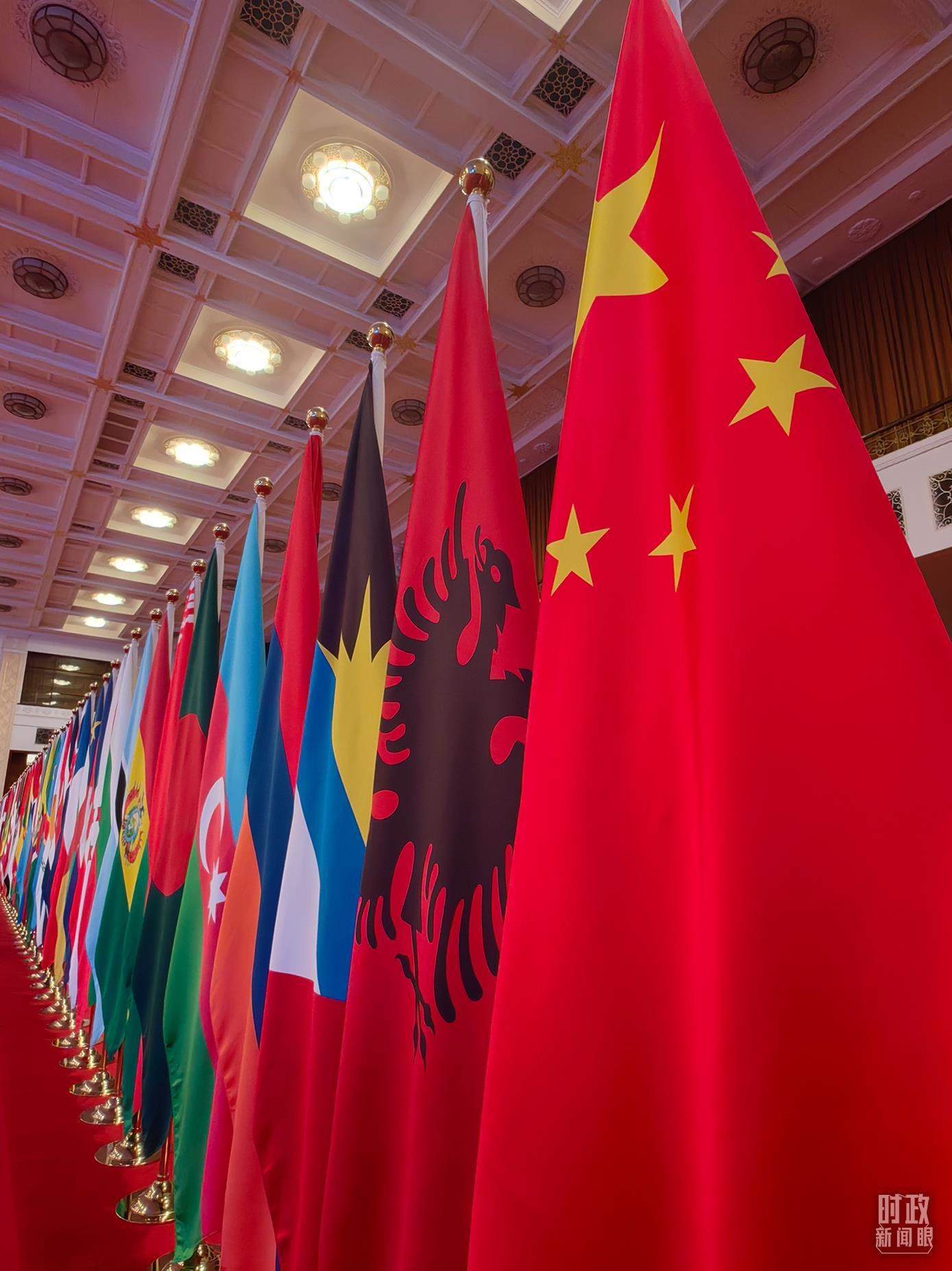 △開幕式會(huì)場內(nèi)整齊排列的旗幟。（總臺(tái)央視記者楊波拍攝）