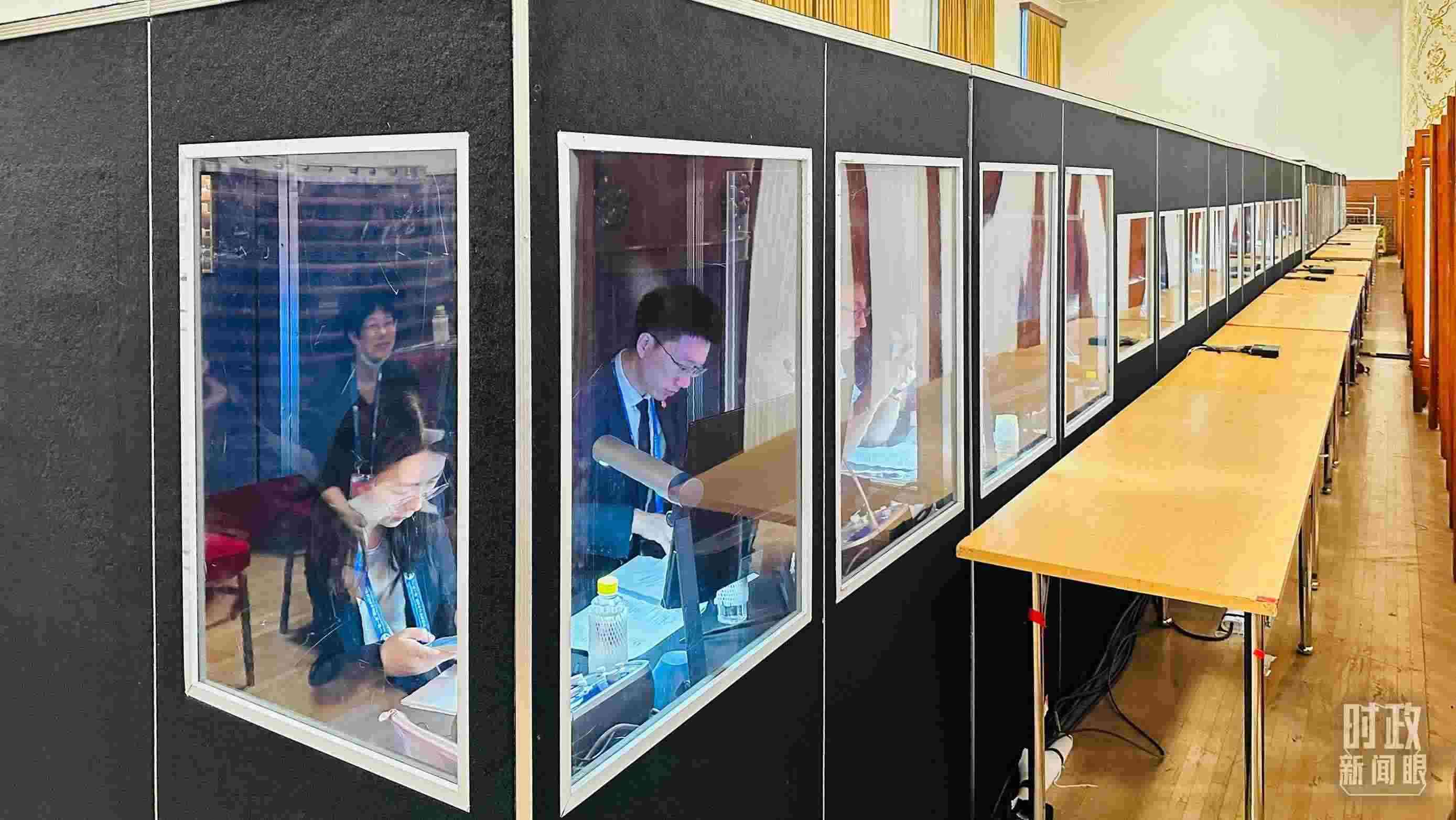 △開幕式現(xiàn)場的多語種同傳間。（總臺(tái)國廣記者時(shí)冉拍攝）