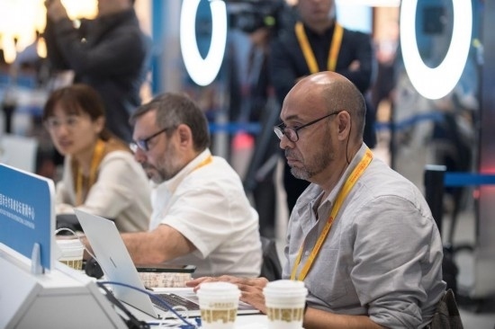 10月17日，記者在“一帶一路”國際合作高峰論壇新聞中心工作。新華社記者 張豪夫 攝