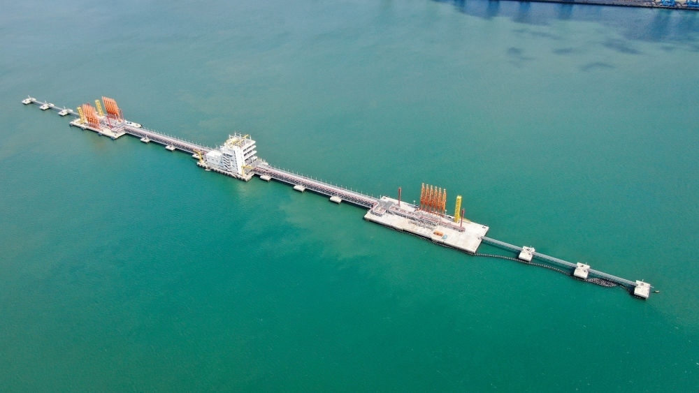 這是肯尼亞蒙巴薩油碼頭（2023年9月20日攝，無人機照片）。新華社發(fā)（中國交通建設(shè)股份有限公司肯尼亞蒙巴薩新建油碼頭項目部供圖）