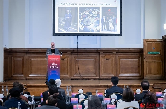 英國(guó)群英創(chuàng)意全球首席執(zhí)行官杰米·撒杰特在現(xiàn)場(chǎng)發(fā)言，分享如何進(jìn)一步提升四川旅游的國(guó)際影響力、吸引更多的英國(guó)游客。人民網(wǎng) 郭錦標(biāo)攝